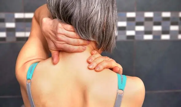 કયા અભાવને કારણે ખભામાં દુખાવો થાય છે?