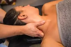 ગળા અને ખભાના દુખાવા માટે આયુર્વેદિક તેલ માલિશના ફાયદા.