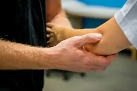 ટેનિસ એલ્બો (Tennis Elbow) ના લક્ષણો અને ફિઝિયોથેરાપી.