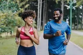 વોકિંગ (ચાલવું) અને જોગિંગમાં શું શ્રેષ્ઠ છે?