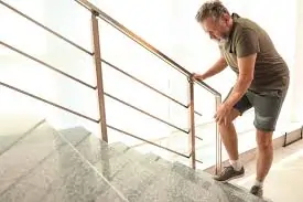 સીડી ચઢતી-ઉતરતી વખતે ઘૂંટણમાં દુખાવો: કારણો અને નિવારણ.