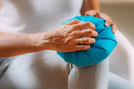 ઓપરેશન પછીના સોજા અને દુખાવાને ઘટાડવા માટે આઇસ થેરાપી (Ice Therapy).