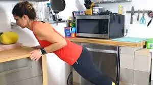 ગૃહિણીઓ માટે રસોડામાં કામ કરતી વખતે કરવાના ૧-મિનિટના સ્ટ્રેચ.