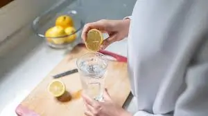 વજન ઘટાડવા માટે ગરમ પાણી અને લીંબુ: શું તે ખરેખર કામ કરે છે?