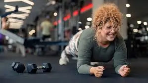 ઉંમર સાથે થતી સ્નાયુઓની નબળાઈ અટકાવવા માટે હળવી વેઈટ ટ્રેનિંગ.
