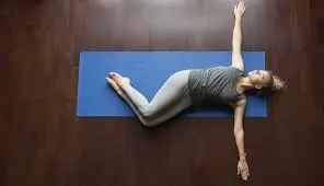 કમરના દુખાવાને રોકવા માટે રોજે સવારે પથારીમાં જ કરવાની ૫ સ્ટ્રેચિંગ કસરતો.