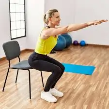 ખુરશી પર બેસીને ઓફિસના કામ વચ્ચે કરી શકાય તેવી ૫-મિનિટની ફિટનેસ રૂટીન.