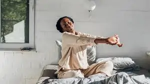 જકડાયેલા સાંધાને હળવા કરવા માટે સવારની સ્ટ્રેચિંગ રૂટીન.