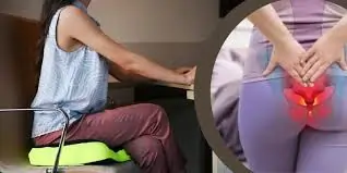 ટેલબોન (Tailbone/Coccydynia) નો દુખાવો: બેસવા માટે 'ડોનટ કુશન' નો ઉપયોગ અને કસરત.