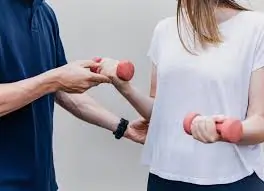 પ્લાસ્ટર કાઢ્યા પછી કોણીને પૂરેપૂરી સીધી કરવા માટેની ધીમી કસરતો.