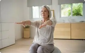 વૃદ્ધો માટે હળવા યોગાસનો: ખુરશીમાં બેસીને કરી શકાય તેવા સ્ટ્રેચ.