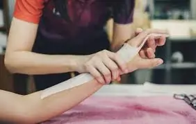 સ્ટ્રોક પછી હાથની આંગળીઓની ગ્રીપ (પકડ) પાછી લાવવાની થેરાપી.