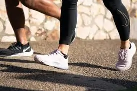 સ્પોર્ટ્સ શૂઝ (Sports Shoes) ની ખરીદી કરતી વખતે ફિઝિયોથેરાપિસ્ટની દ્રષ્ટિએ કઈ બાબતો ધ્યાનમાં રાખવી?