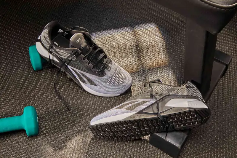 જિમ માટે 'વેઈટ લિફ્ટિંગ શૂઝ' વિરુદ્ધ નોર્મલ 'રનિંગ શૂઝ': શું તફાવત છે?