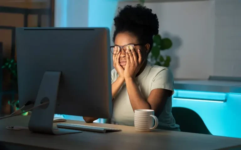 'ઝૂમ ફટિગ' (Zoom Fatigue) અને સ્ક્રીન ટાઈમ ઘટાડ્યા વિના શારીરિક આરામ મેળવવાની રીતો.