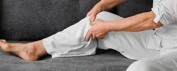 ખુરશી પર પગ લટકાવીને બેસવાથી થતો સોજો અને રક્ત પરિભ્રમણ પર અસર.