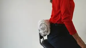 ટેલબોન (કોકિક્સ) ના દુખાવા માટે પેલ્વિક ફ્લોર રિલેક્સેશન ટેકનિક અને ડોનટ કુશન.