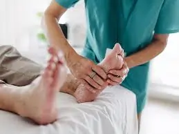 ડાયાબિટીક ન્યુરોપથીવાળા વૃદ્ધો માટે પગના તળિયામાં સ્પર્શની સંવેદના જાળવવાની થેરાપી.