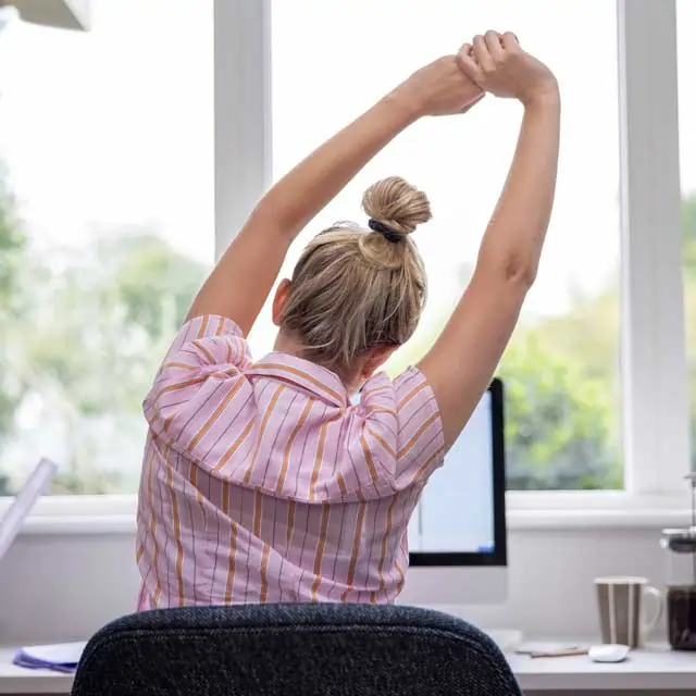 ડેસ્ક જોબ કરનારાઓ માટે આંખ, ગરદન અને ખભાનું સંયુક્ત સ્ટ્રેચિંગ.