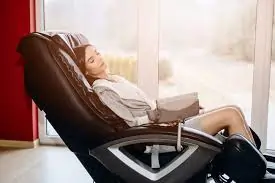 મસાજ ખુરશી (Massage Chair) vs. મેન્યુઅલ ફિઝિયોથેરાપી: બેમાંથી શ્રેષ્ઠ શું?