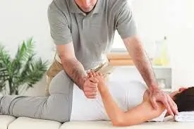 કાયરોપ્રેક્ટર (Chiropractor) ના ટચાકા અને ફિઝિયોના મોબિલાઇઝેશનમાં તફાવત.