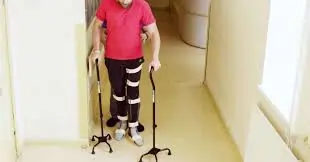 ચાલવાની લાકડી (Walking Cane) પકડવાનો સાચો હાથ: ઈજાગ્રસ્ત બાજુ કે સાજી બાજુ?