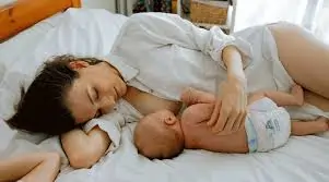 સ્તનપાન (Breastfeeding) દરમિયાન યોગ્ય બેસવાની પોઝિશન જેથી ડોક ન દુખે.