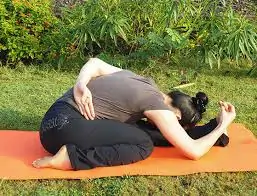 પ્રિ-મેન્સ્ટ્રુઅલ સિન્ડ્રોમ (PMS) ના મૂડ સ્વિંગ્સ ઘટાડવા માટે યોગા અને શ્વાસની કસરતો.