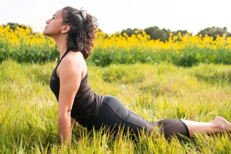 'મકરાસન' (Makarasana) નો ઉપયોગ કરીને સ્લિપ ડિસ્કના દર્દીઓને રાહત આપવી.