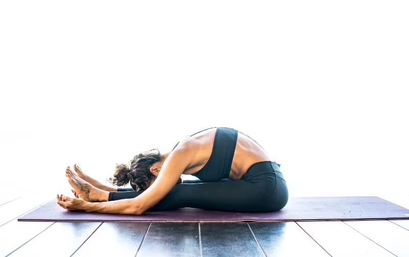 'યીન યોગા' (Yin Yoga): ફેશિયા (Fascia) અને કનેક્ટિવ ટિશ્યુને રિલેક્સ કરવાની પદ્ધતિ.