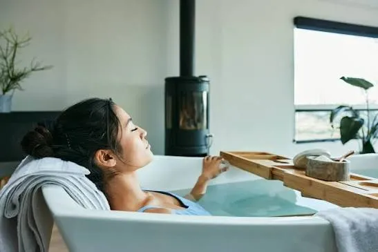 ગરમાગરમ પાણીના ટબમાં એપ્સમ સોલ્ટ (Epsom Salt) નાખી સ્નાન કરવાથી સ્નાયુઓને થતા ફાયદા.