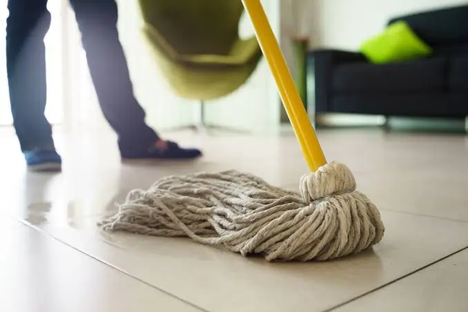 ઘરમાં ભીના પોતા કરતી વખતે (Mopping) વાંકા વળવાની સાચી અને ખોટી રીત.