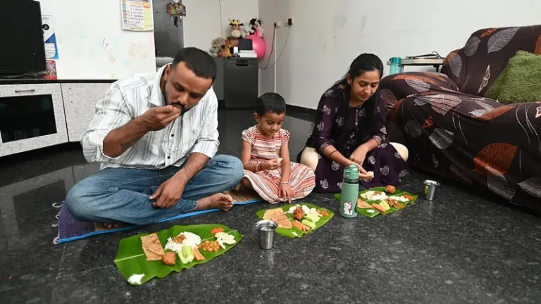 ડાયનિંગ ટેબલને બદલે જમીન પર પલાંઠી વાળીને બેસીને જમવાથી હિપ જોઈન્ટ (થાપા) ને થતા ફાયદા.