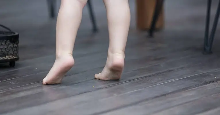 બાળકોના પગની આંગળીઓ પર ચાલવાની આદત (Toe Walking) ક્યારે સામાન્ય છે અને ક્યારે નહીં?