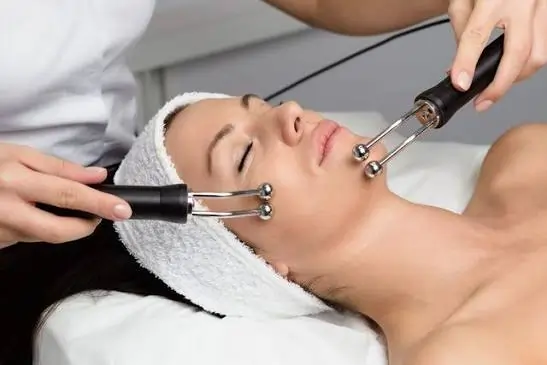 માઇક્રોકરન્ટ થેરાપી (Microcurrent Therapy): કોઈપણ જાતની સંવેદના વગર પેઈન રિલીફ.