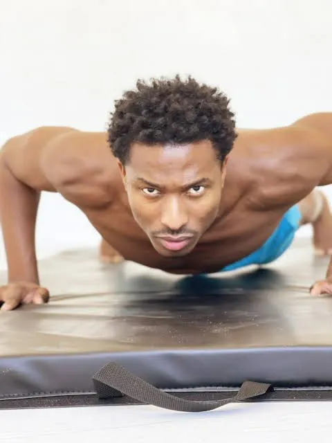 પુશ-અપ્સ (Push-ups) ન થતા હોય તો શરૂઆત કેવી રીતે કરવી? ફિઝિયોથેરાપિસ્ટની ગાઈડ.
