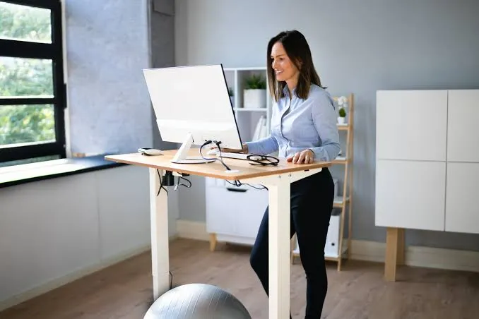 સ્ટેન્ડિંગ ડેસ્ક (Standing Desk) વાપરવાની ટ્રેન્ડિંગ પદ્ધતિ: સાચો સમય અને રીત.