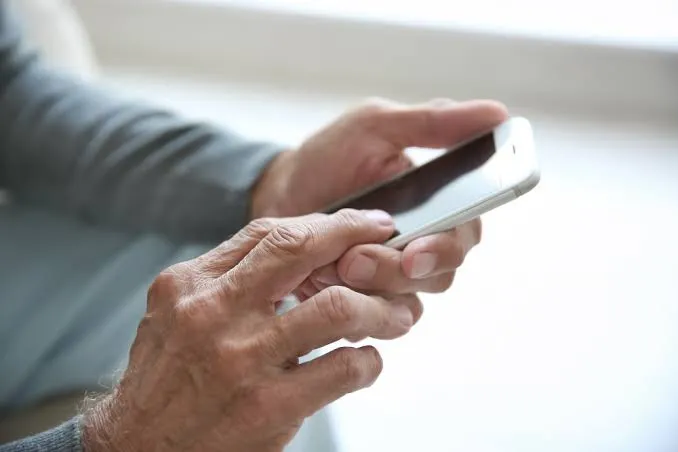 અંગૂઠાના સાંધાનો ઘસારો (Thumb CMC Arthritis): મોબાઈલ વાપરતી વખતે થતો દુખાવો.