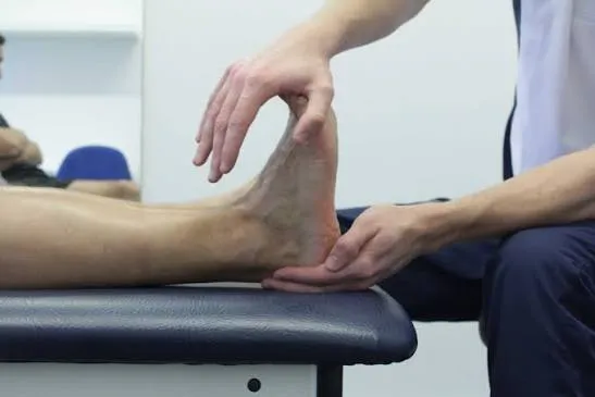 એડી પાછળ બૂટ ઘસાવાથી થતો બર્સાઇટિસ (Achilles Bursitis) અને તેની ફિઝિયો કેર.