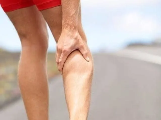 પિંડીના સોલિયસ (Soleus) અને ગેસ્ટ્રોકનેમિયસ સ્નાયુઓનું ઊંડાણપૂર્વક સ્ટ્રેચિંગ.
